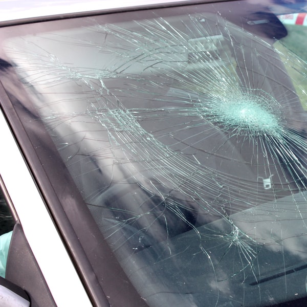 which auto glass replacement tech to call and what does it cost to fix broken windshield 